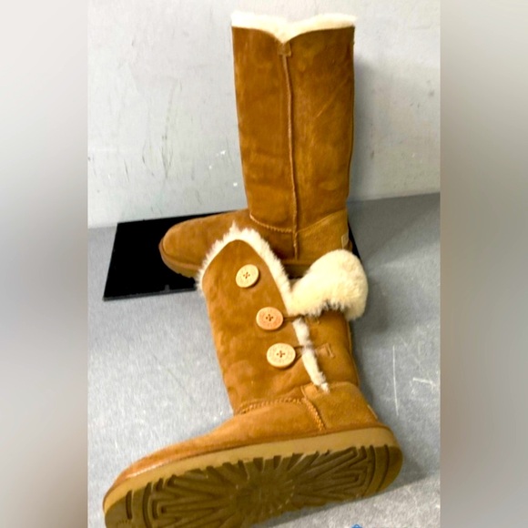 NWOB Ladies Brown UGG Boots Sz 7 - Picture 2 of 10